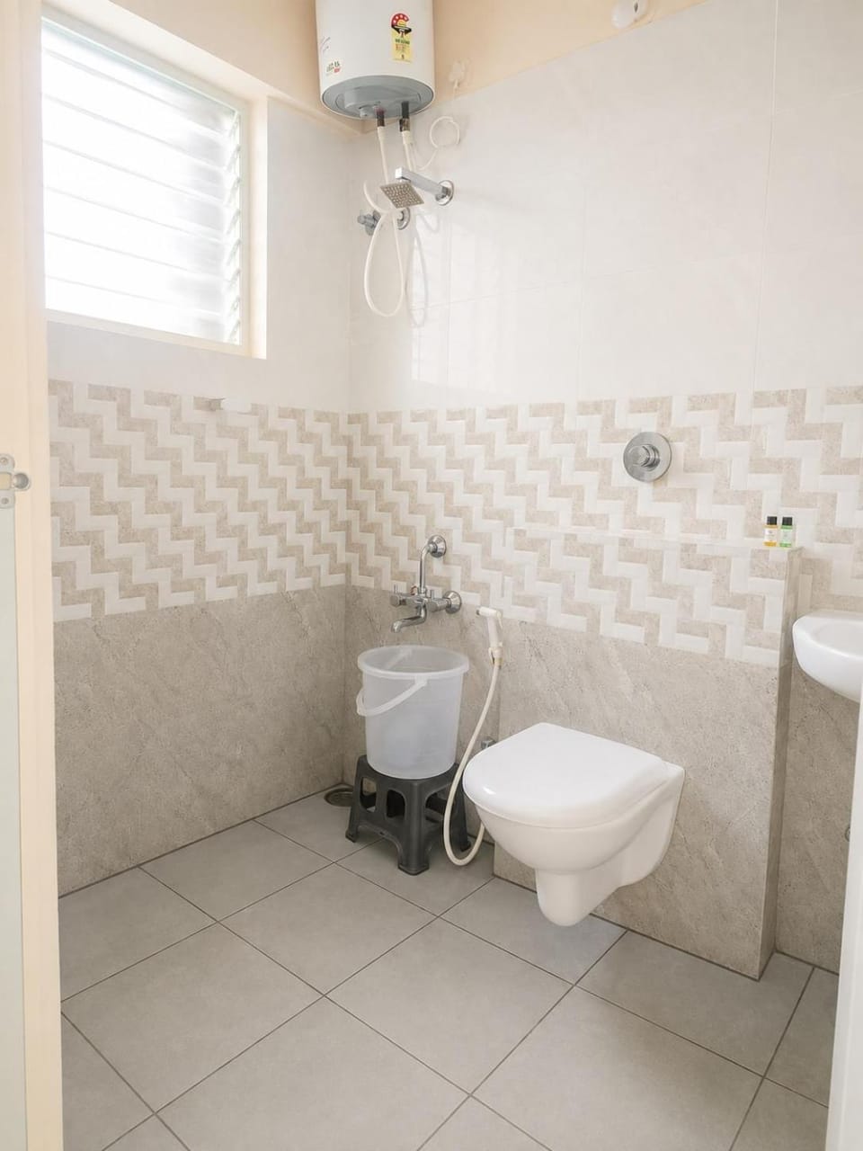 Urban Breeze Spacious 2BHK AC Flat by SR RENTON COMFORNT at Vijayanagar Apartment in Mysuru