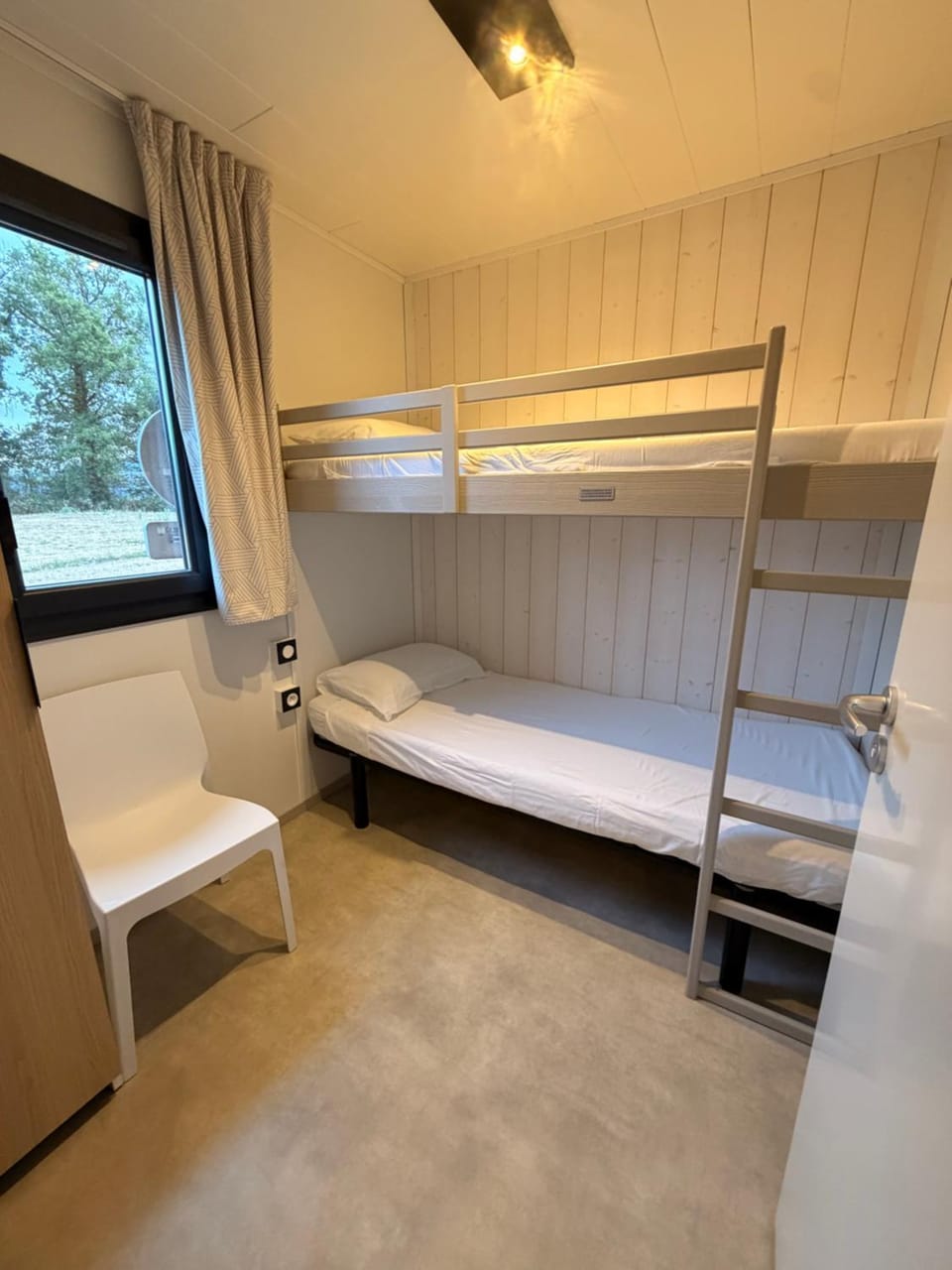 Bedroom, bunk bed