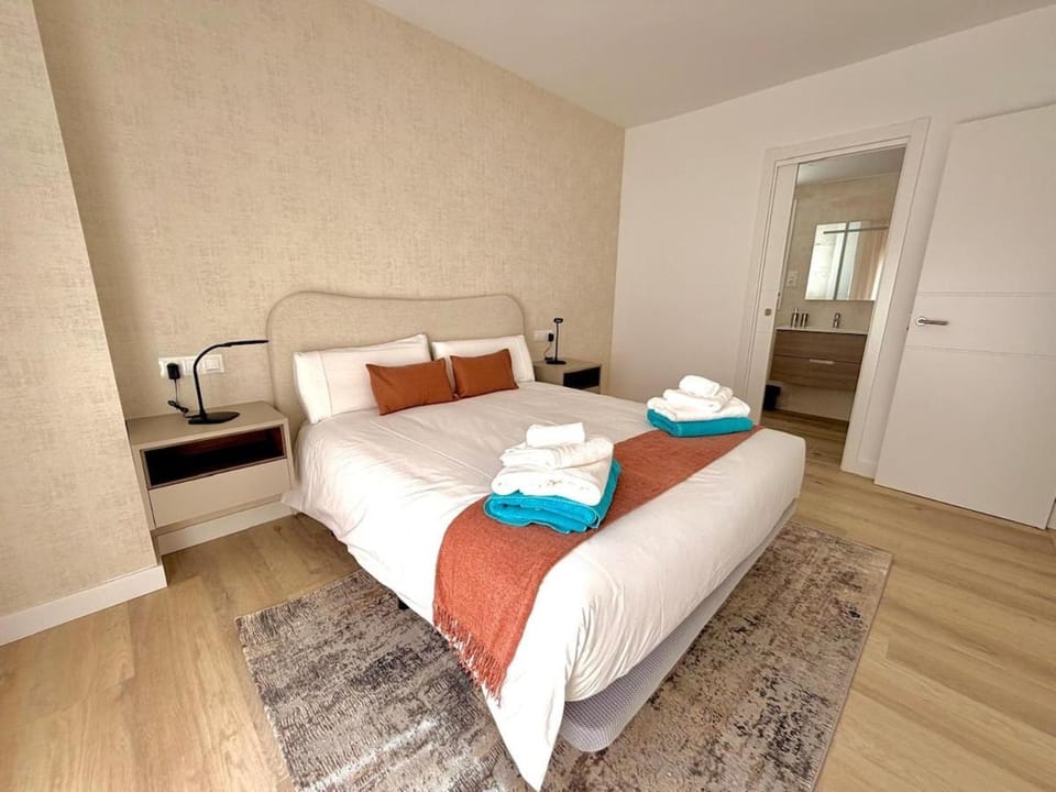 MTR - 603 Marbella Temporary Rent 3 Bed Gym & Pool Area Apartment in Marbella