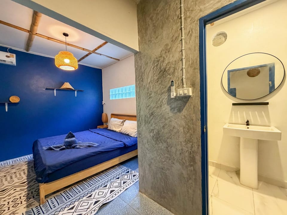 Shower, Bed, Bathroom, Photo of the whole room, Bedroom, towels