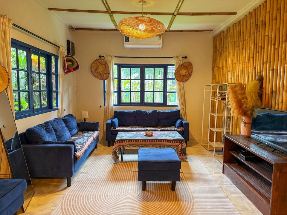 TV and multimedia, Living room, Seating area, air conditioner