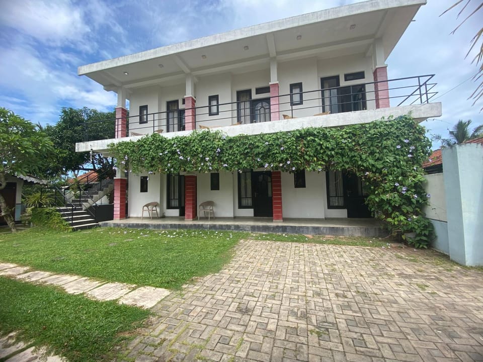 Property building, Garden, Garden view, Parking