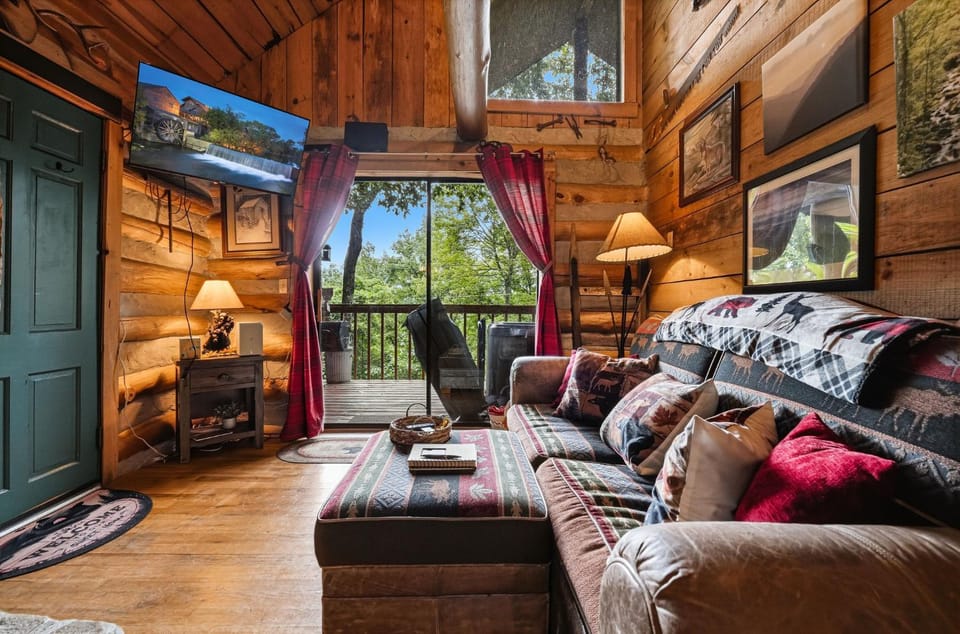 Rustic 1800s Log Cabin Retreat Hot Tub, Fireplace Near DollywoodGatlinburg Cabin in Pittman Center