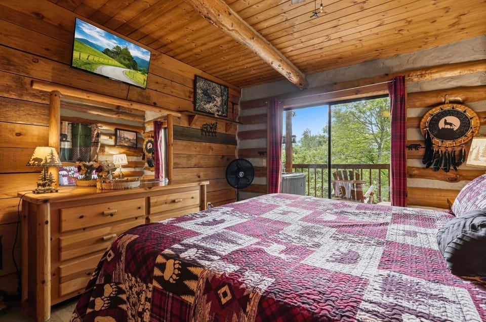 Rustic 1800s Log Cabin Retreat Hot Tub, Fireplace Near DollywoodGatlinburg Cabin in Pittman Center