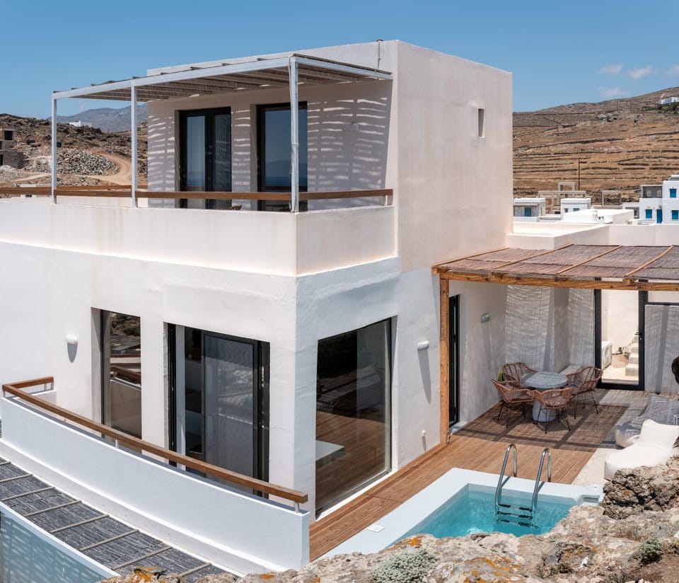 Property building, Patio, Balcony/Terrace, Swimming pool