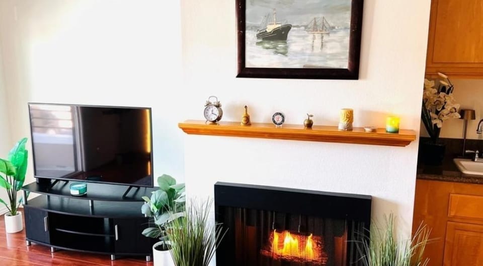 Two Bedroom Coastal Retreat Steps from the Beach Apartment in Redondo Beach
