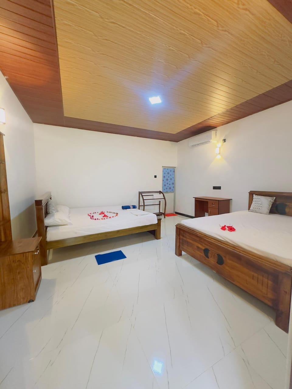 Bed, Bedroom, towels