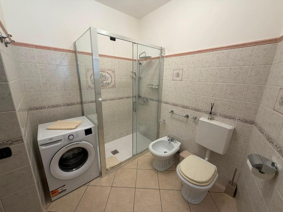 Shower, Toilet, Bathroom, towels, washing machine