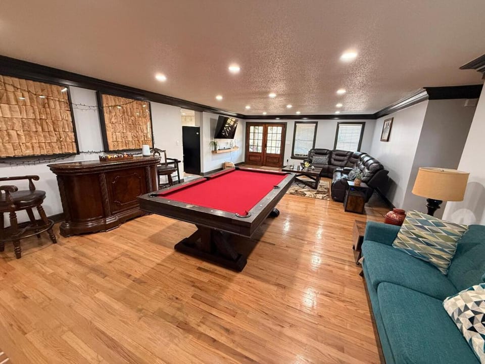 Billiard, Game Room, Living room, Seating area
