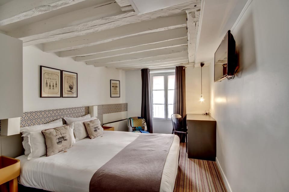 Bed, TV and multimedia, Photo of the whole room, Bedroom