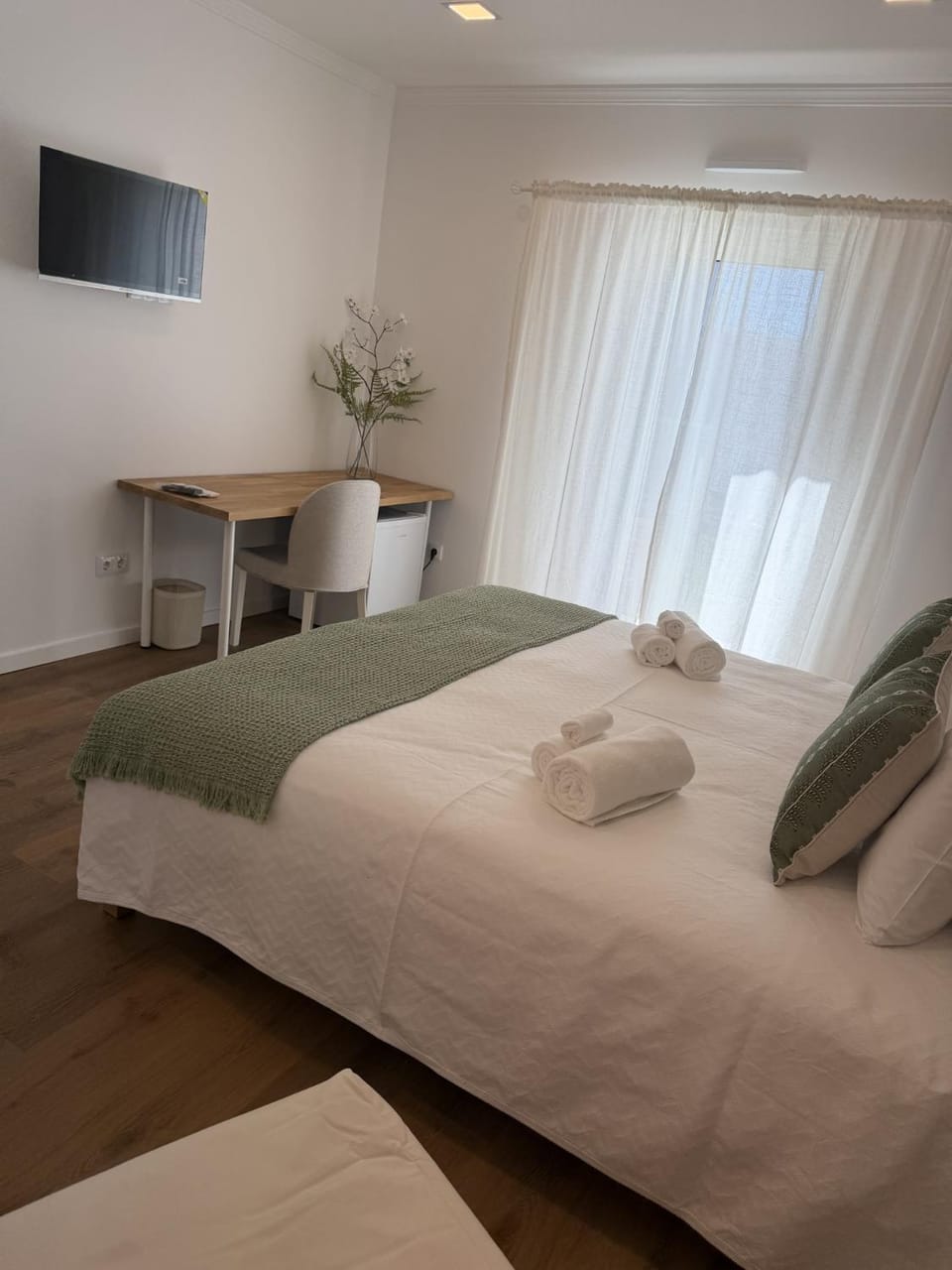 Bed, TV and multimedia, Photo of the whole room, Bedroom, towels
