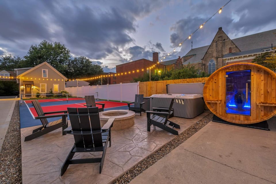 Miracle on 54th - Hot Tub Sauna and Pickleball House in Ohio City