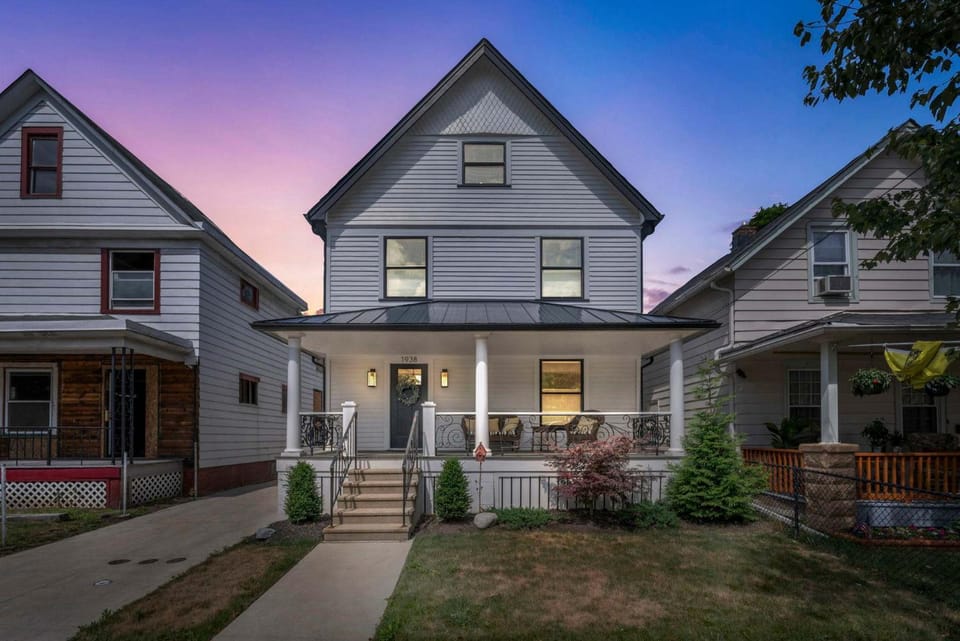 Miracle on 54th - Hot Tub Sauna and Pickleball House in Ohio City