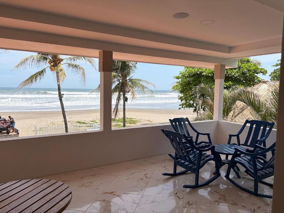 Front Beach Beautiful house with pool & AC House in Managua (Department)