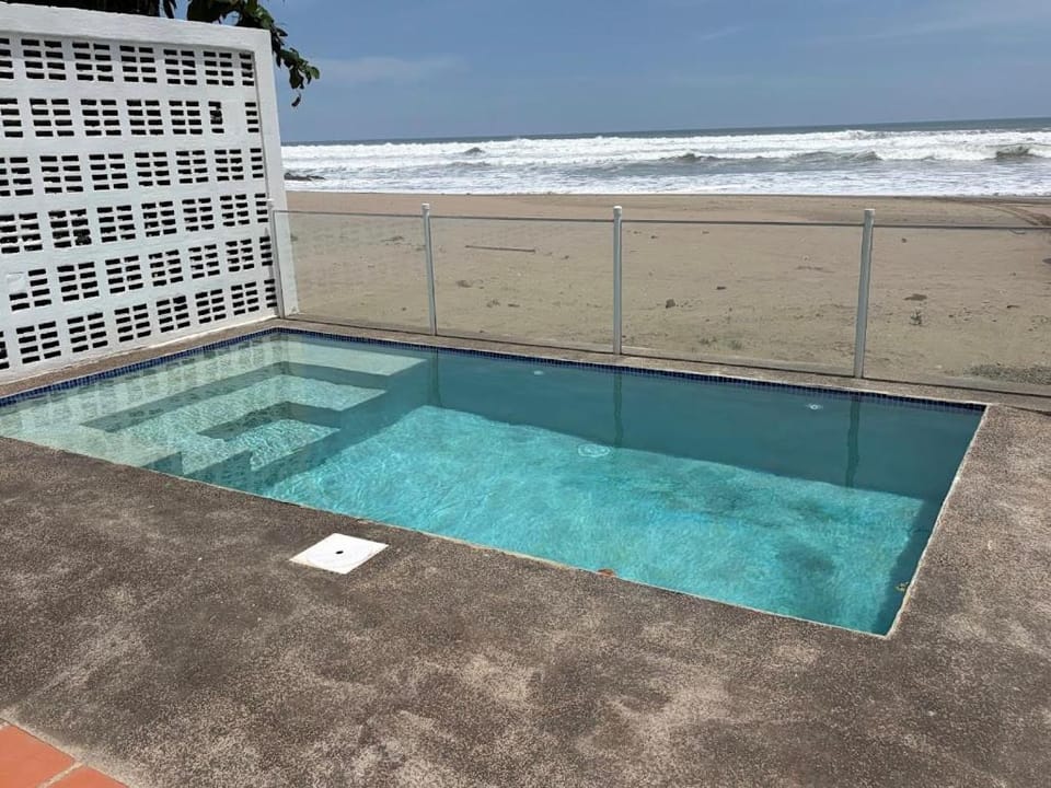 Front Beach Beautiful house with pool & AC House in Managua (Department)