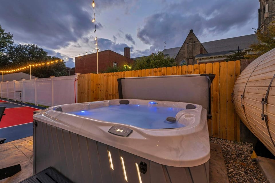 Modern Retreat wit Pickleball Sauna Hot Tub House in Ohio City