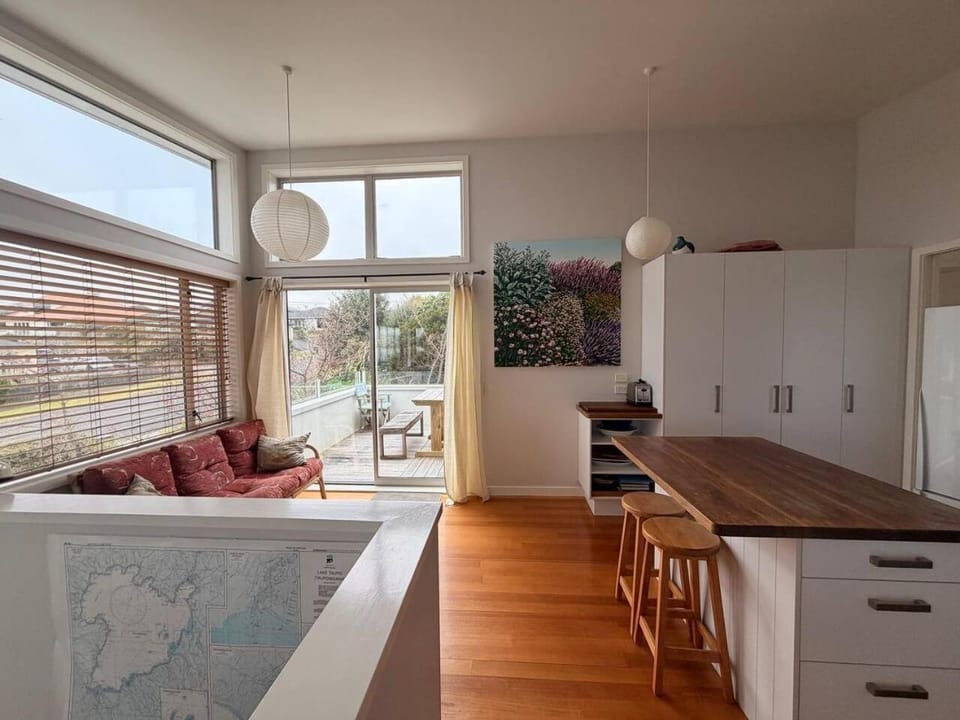Modern Family Bach I Walk to lake I Sleeps 8 House in Taupo