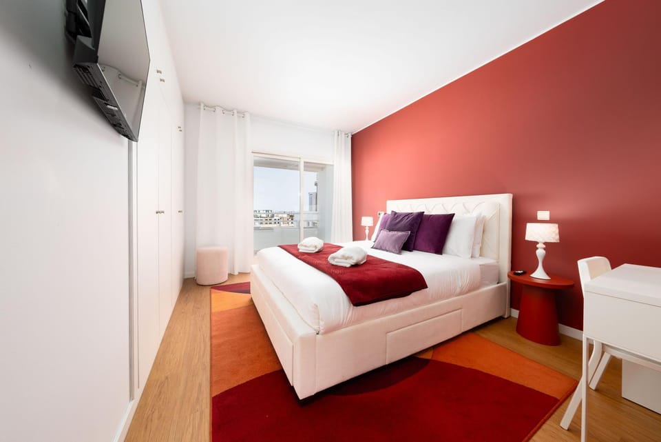 Bed, TV and multimedia, Bedroom, towels, air conditioner