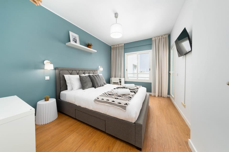 Bed, TV and multimedia, Bedroom, towels, air conditioner