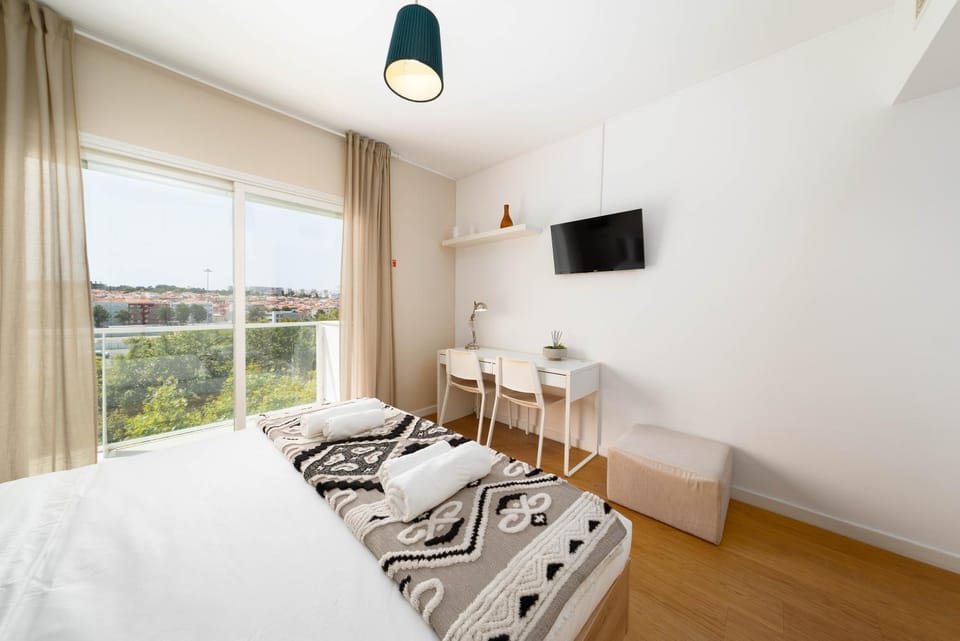 Bed, TV and multimedia, Bedroom, towels, air conditioner