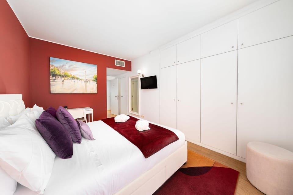 Bed, TV and multimedia, Bedroom, wardrobe, air conditioner