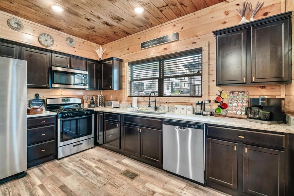 Dollywood Retreat Cozy Home with Plenty of Games House in Pigeon Forge