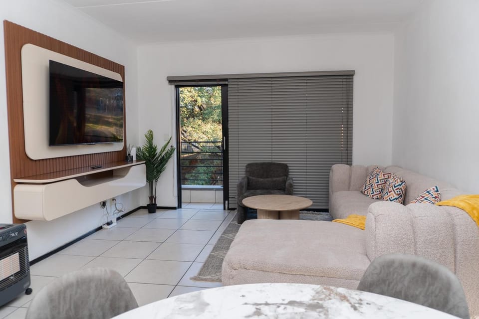 TV and multimedia, Living room, Evening entertainment