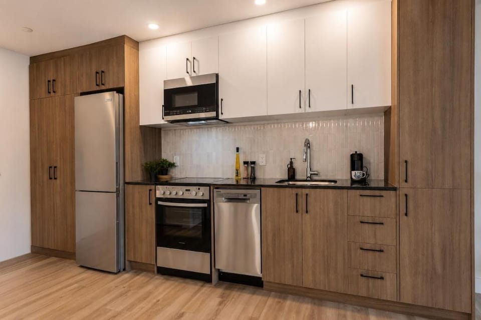 Coffee/tea facilities, Kitchen or kitchenette, dishwasher, oven, stove