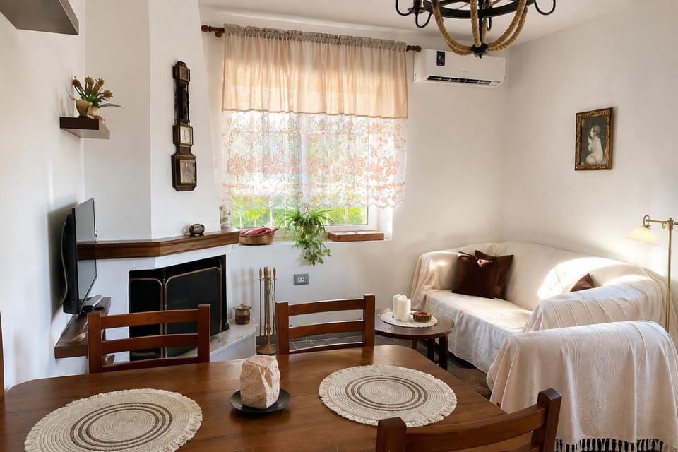 Bed, TV and multimedia, Seating area, Bedroom, air conditioner