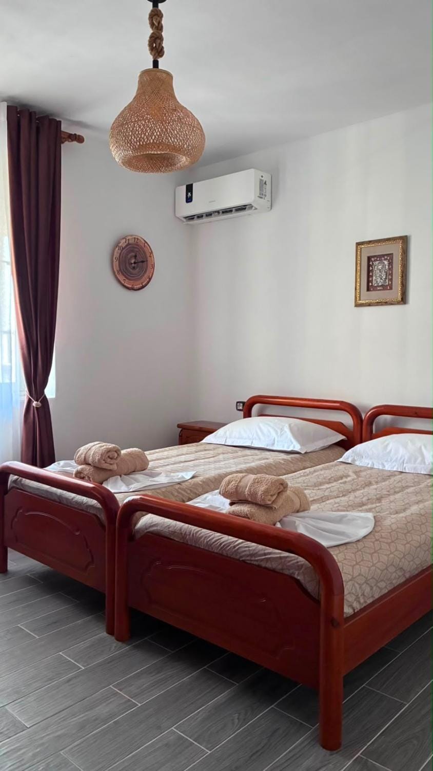 Bed, Bedroom, towels
