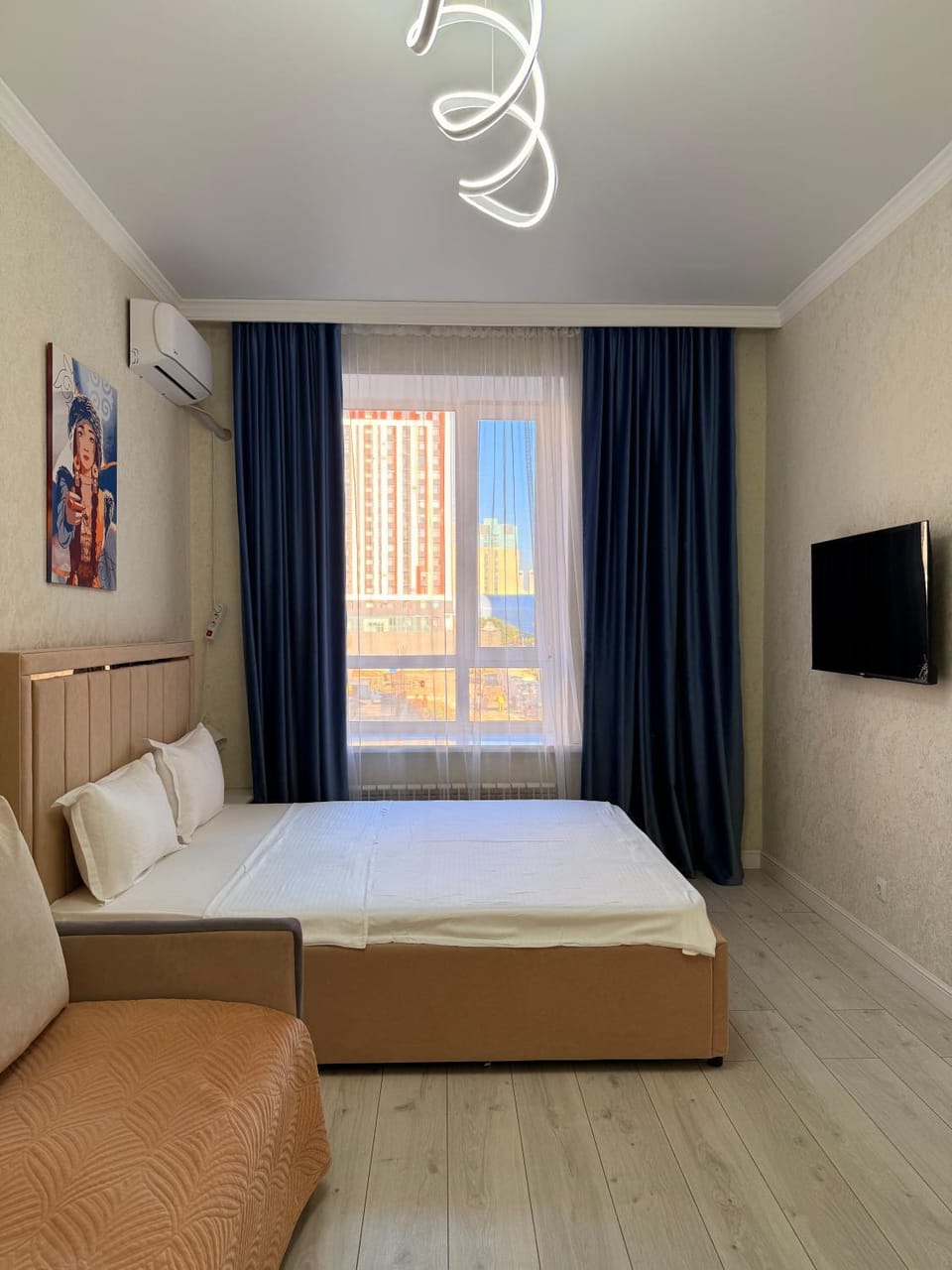 Bed, TV and multimedia, Living room, Photo of the whole room, Seating area, Bedroom
