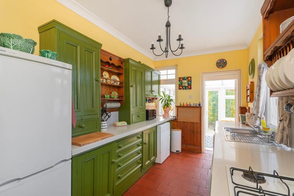 Kitchen or kitchenette, dishwasher, stove