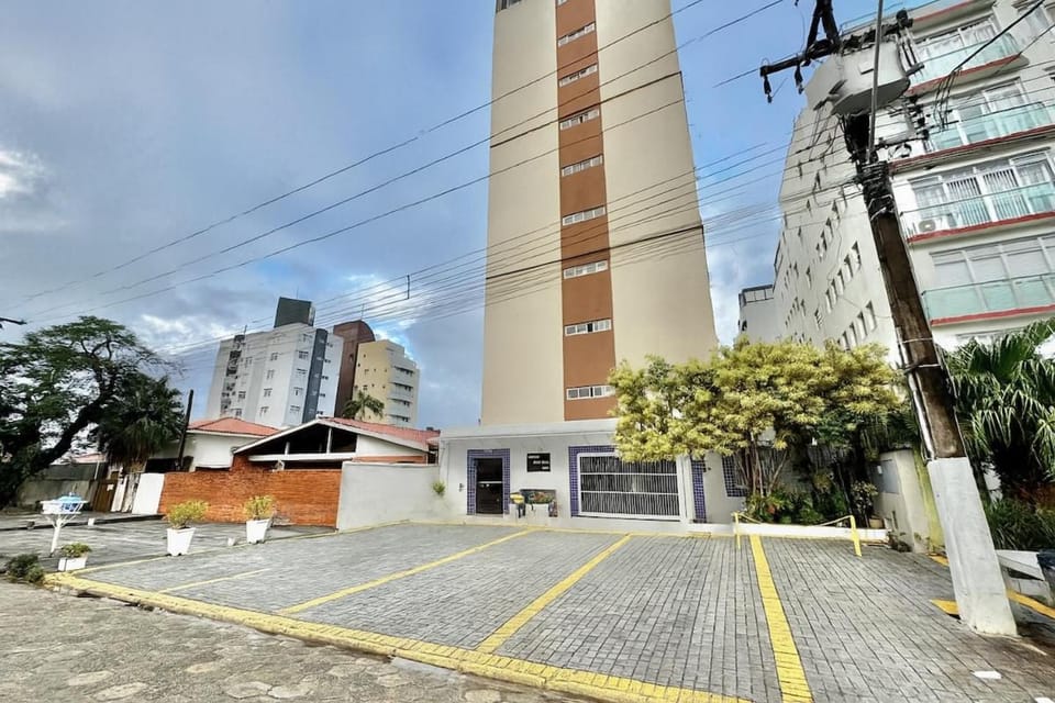 Apto na quadra do mar, ao lado do Sesc em Caiobá Apartment in State of Paraná