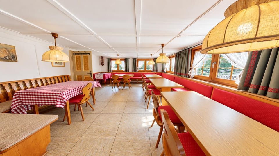 Restaurant/places to eat, Banquet/Function facilities