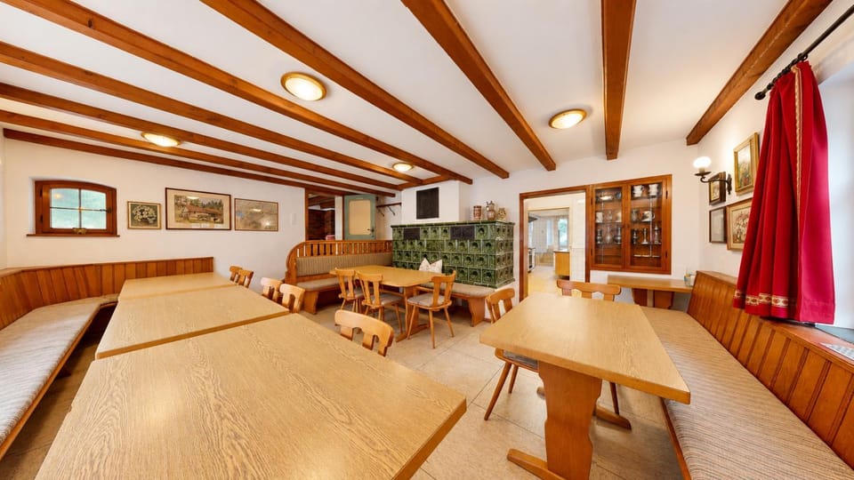 Restaurant/places to eat, Banquet/Function facilities, Seating area