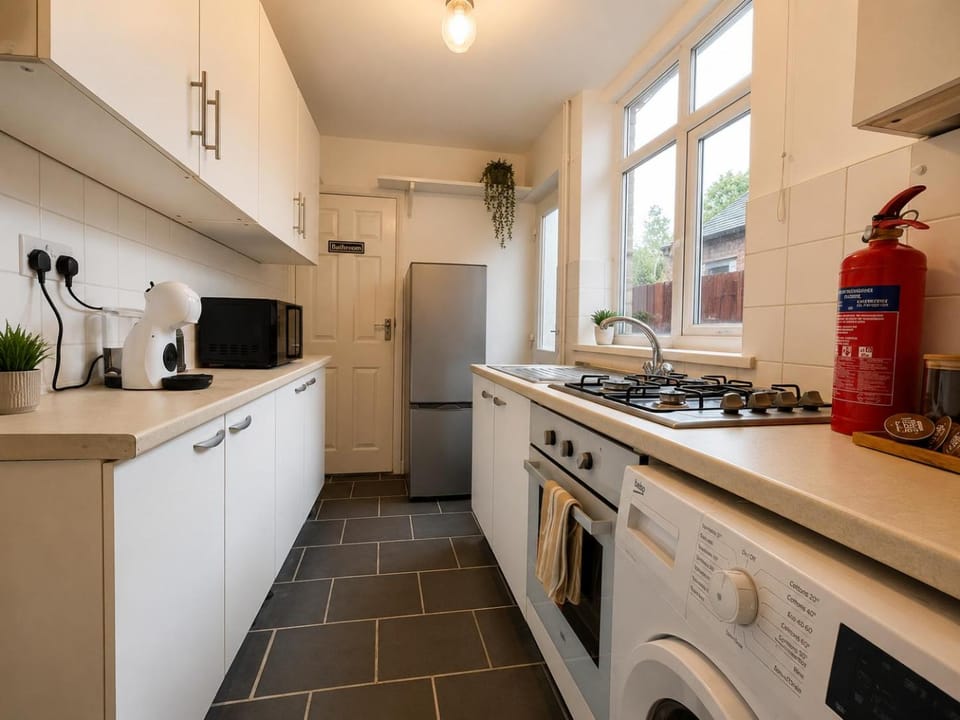 Coffee/tea facilities, Kitchen or kitchenette, oven, stove, toaster