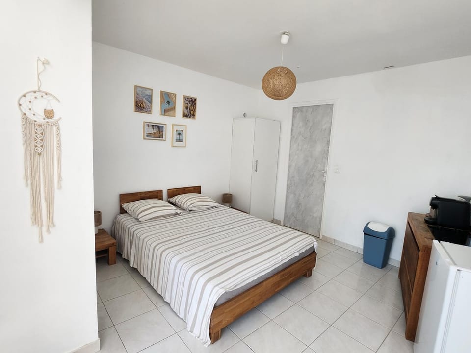Pretty and comfortable outbuilding with swimming pool and garden House in Menton