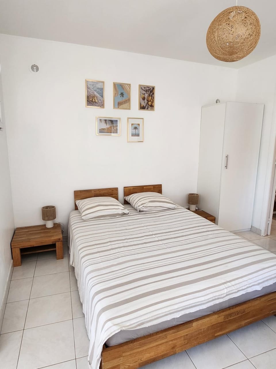 Pretty and comfortable outbuilding with swimming pool and garden House in Menton