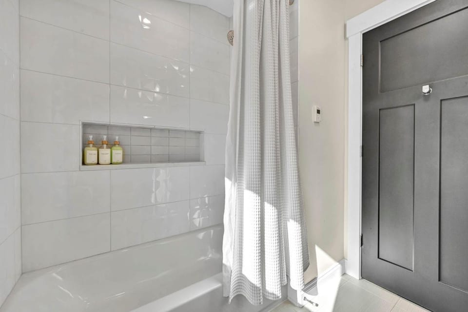 2 King Beds Sauna Hot Tub & Pickleball Court House in Ohio City
