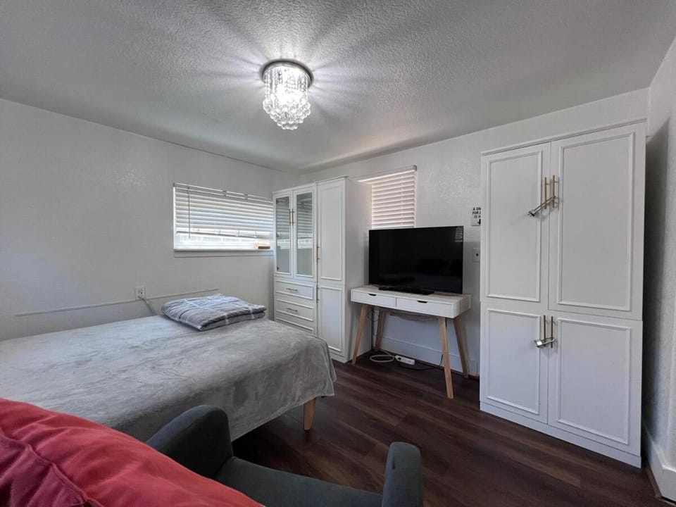 Cozy Suburb Studio - Private Entrance House in Everett