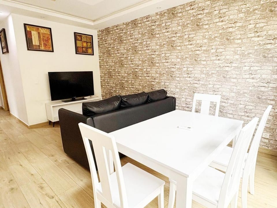 TV and multimedia, Living room, Seating area, Dining area