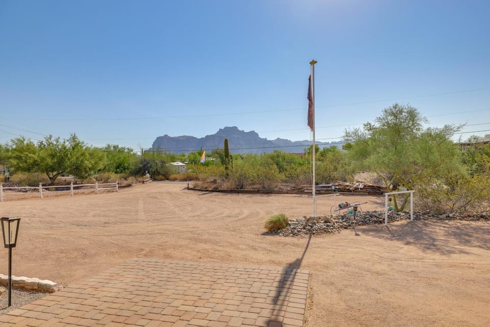 Brand New Casita by Superstition Mtns: Patio House in Apache Junction
