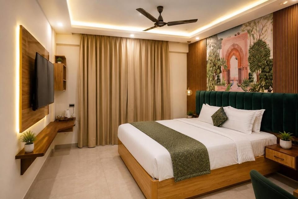 Red Flag Golden Hour Hideout Omaxe Hazratganj Near Malls and Stadium Apartment in Lucknow