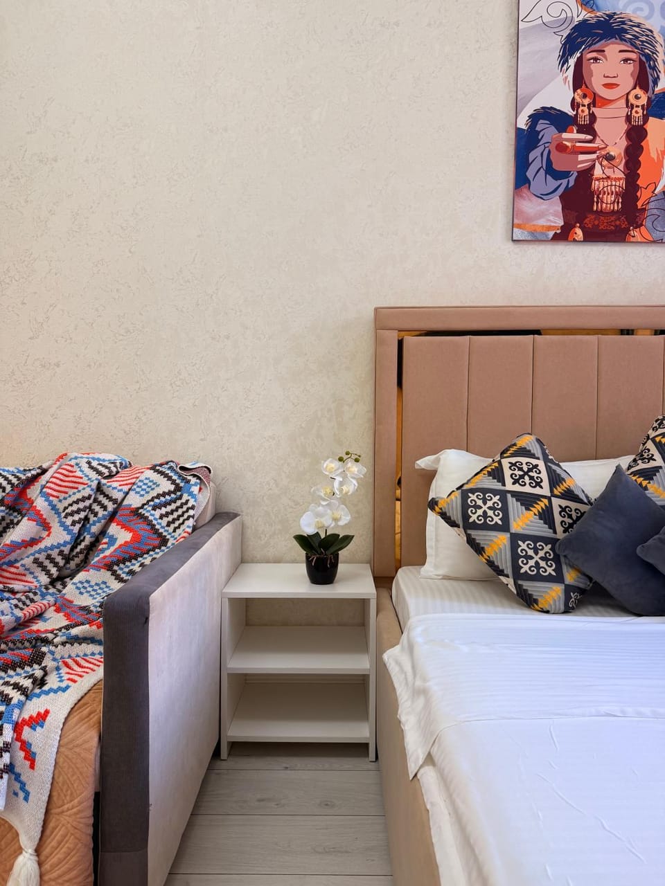 Bed, Living room, Photo of the whole room, Seating area, Bedroom