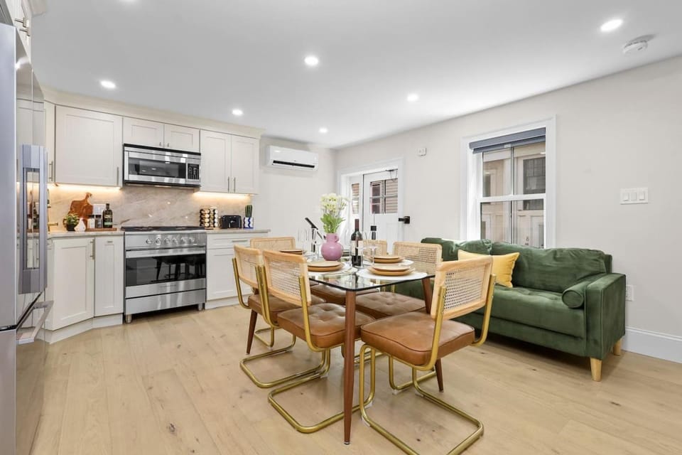 Kitchen or kitchenette, Living room, Seating area, Dining area, dishwasher, oven, stove, toaster, air conditioner
