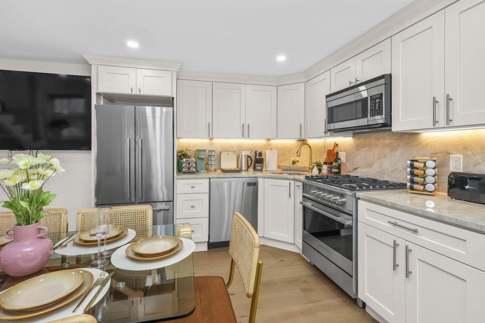 Coffee/tea facilities, Kitchen or kitchenette, Dining area, dishwasher, microwave, oven, stove, toaster