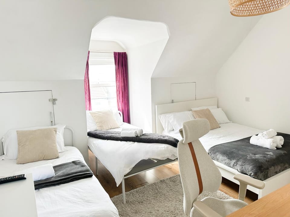 Bed, Seating area, Bedroom