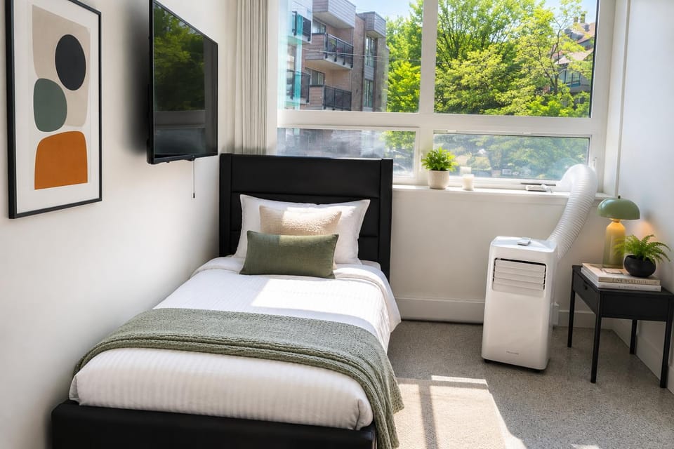 Stylish Studio Stay 2 Comfortable Beds Apartment in Vancouver