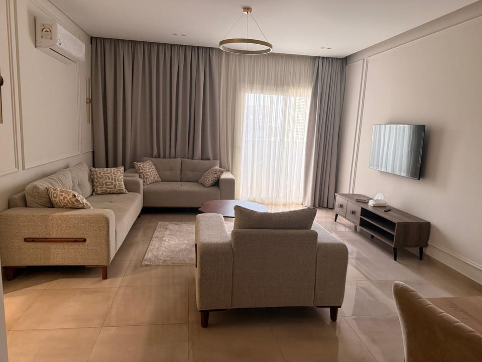 التجمع الخامس عماره حى الأندلس امام ميفيدا والقطااميه ديونز Apartment in New Cairo City