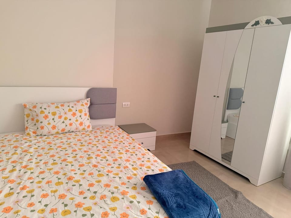 التجمع الخامس عماره حى الأندلس امام ميفيدا والقطااميه ديونز Apartment in New Cairo City